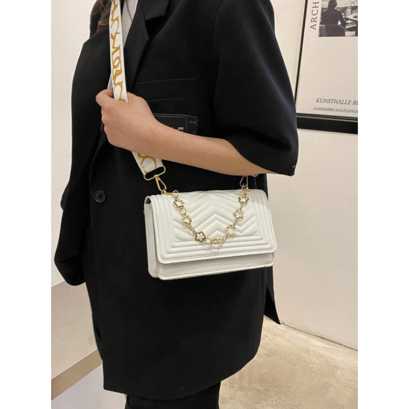 Geantă Crossbody Albă cu Decorațiuni cu Lanț, Perfectă pentru Ținutele Zilnice Feminine