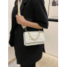 Geantă Crossbody Albă cu Decorațiuni cu Lanț, Perfectă pentru Ținutele Zilnice Feminine