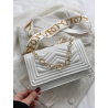 Geantă Crossbody Albă cu Decorațiuni cu Lanț, Perfectă pentru Ținutele Zilnice Feminine