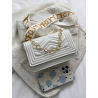 Geantă Crossbody Albă cu Decorațiuni cu Lanț, Perfectă pentru Ținutele Zilnice Feminine