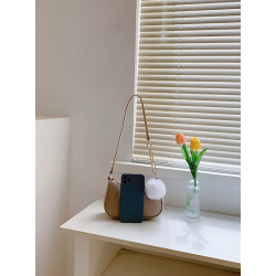 Geantă Mini Hobo Elegantă cu Detalii Cusute și Charm