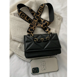 Geantă Pătrată Mini Matlasată cu Decorațiuni din Lanț, Elegantă și Modernă pentru Femei