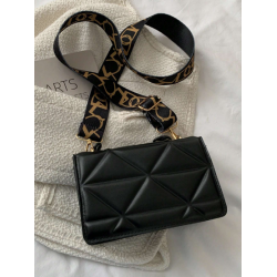 Geantă Pătrată Mini Matlasată cu Decorațiuni din Lanț, Elegantă și Modernă pentru Femei