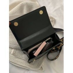 Geantă Pătrată Mini Matlasată cu Decorațiuni din Lanț, Elegantă și Modernă pentru Femei