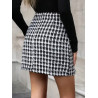Fustă Scurtă A-Line cu Model Houndstooth și Nasturi – Eleganță Modernă