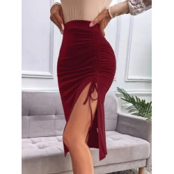 Fustă Roșie cu Șnur Lateral și Despicătură – Stil Modern și Seducător