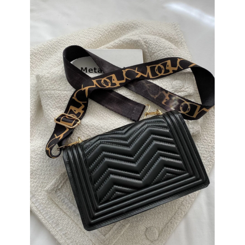 Geantă Pătrată Mini cu Model Chevron și Detalii de Lanț pentru Femei